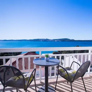 apartments-ana-donji-seget.hotels-in-trogir.com/