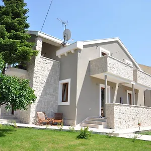 https://villa-lucica-trogir.hotels-in-trogir.com