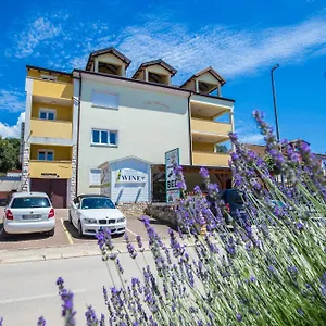 https://villa-monsena.in-istria.net