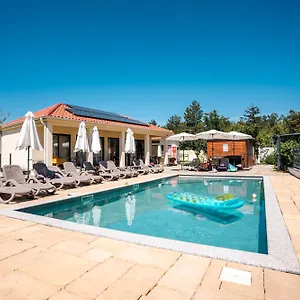 Vsg - Relaxing Apartments, 200m From The Sea, With Pool, Sauna & Jacuzzi , Klimno Kroatië